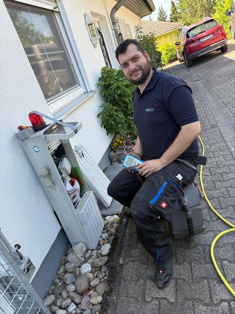Ein Mitarbeiter beim Service an einer Anlage